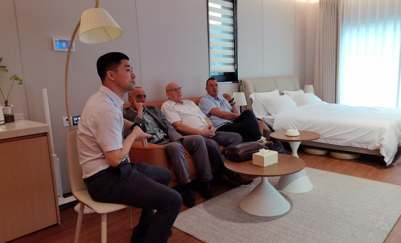 刘长江陪同芬兰客商在积木房内体验装配式装修。  企业供图